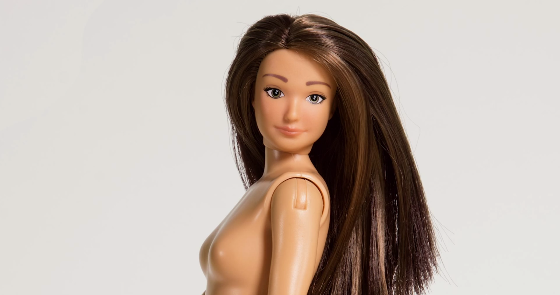 Arriva Lammily, la "Barbie normale" con acne e cellulite.