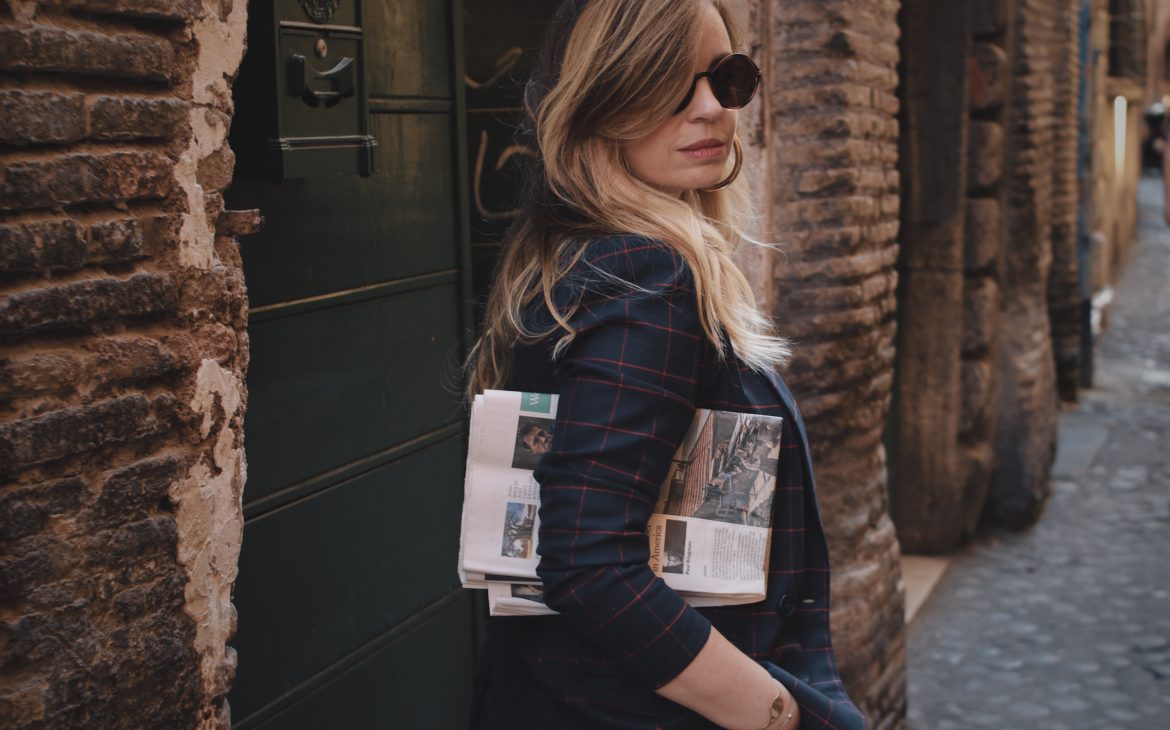 indossare il tailleur pantalone