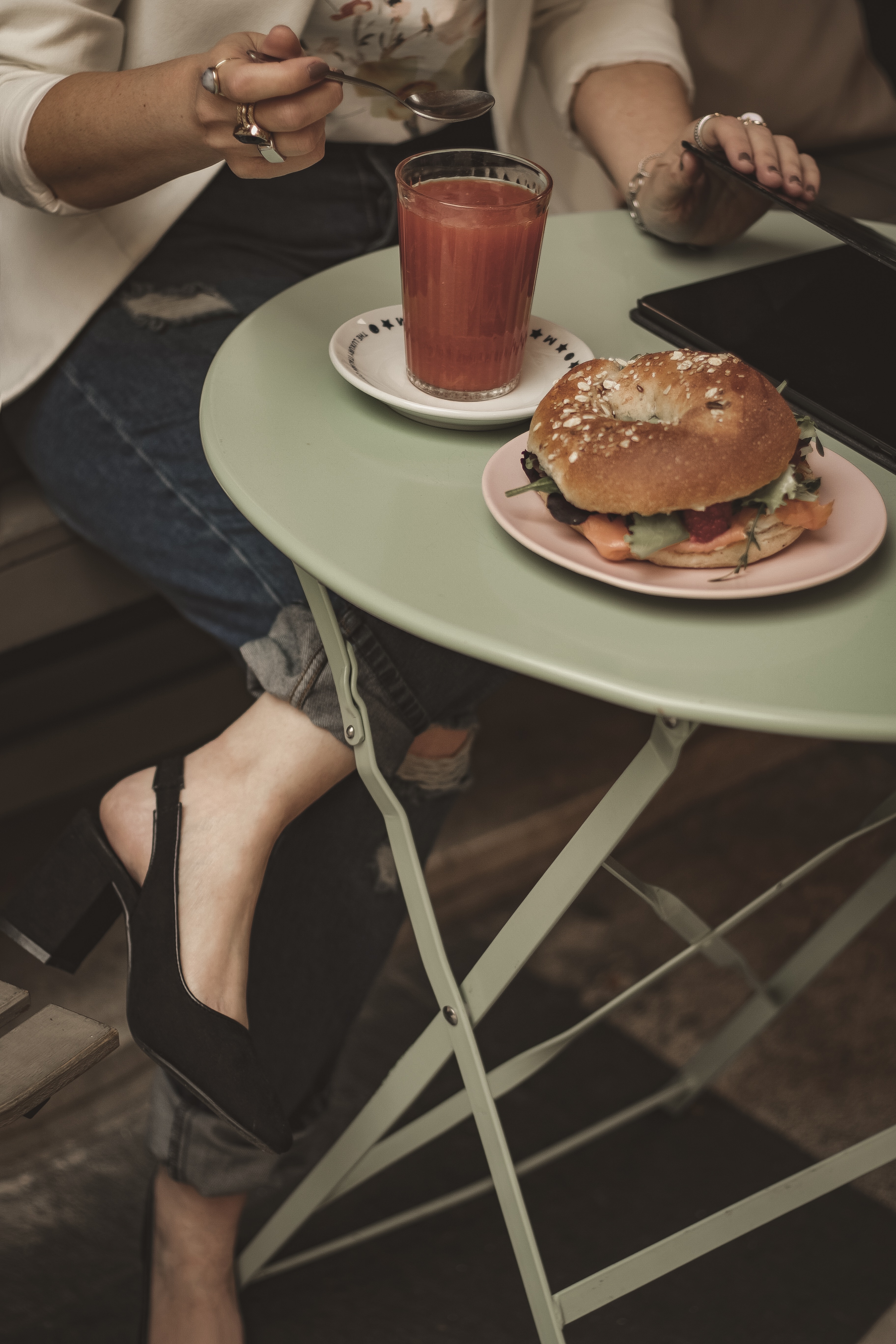 indossare il jeans a lavoro in primavera