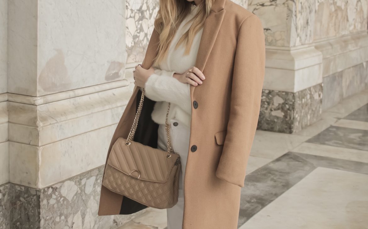 Vestirsi di bianco in inverno con l’amato cappotto cammello