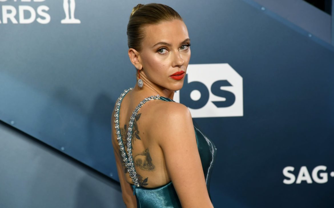 abito verde acqua scarlett johansson sag awards 2020