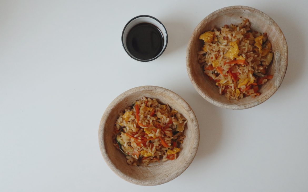riso saltato con verdure e salsa di soia Riso saltato con verdure e salsa di soia