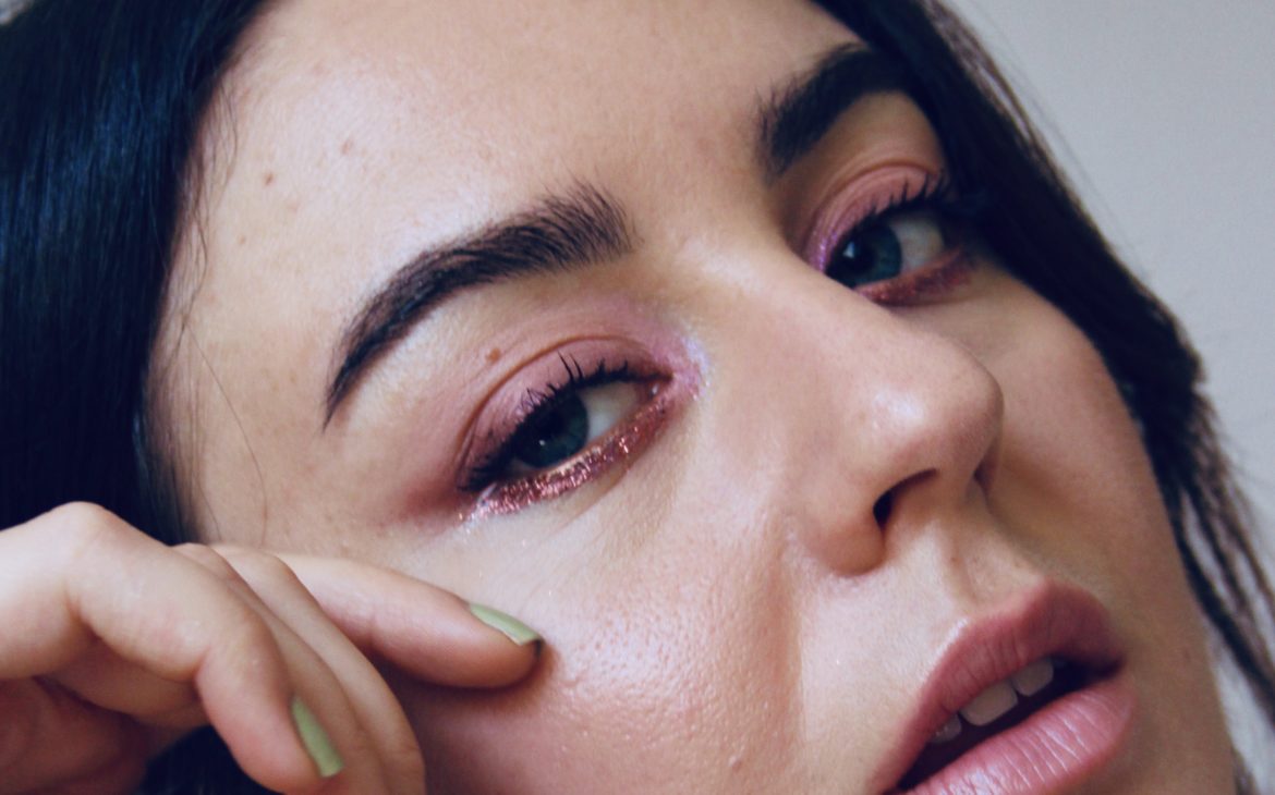 glitter sugli occhi make up brillante