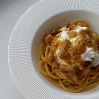 bucatini con datterino giallo guanciale e stracciatella di bufala