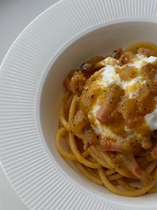 bucatini con datterino giallo guanciale e stracciatella di bufala