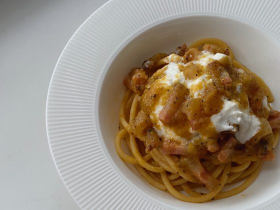 bucatini con datterino giallo guanciale e stracciatella di bufala