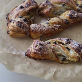 Treccine di pasta sfoglia con ricotta e gocce di cioccolato