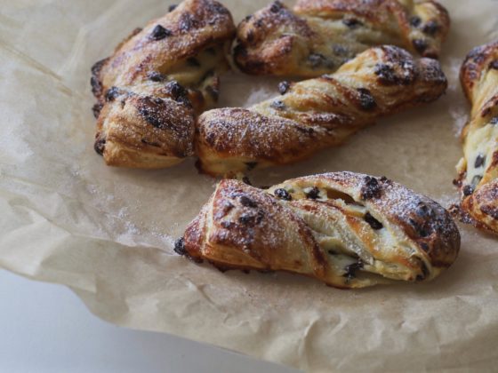 Treccine di pasta sfoglia con ricotta e gocce di cioccolato