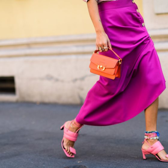 Abiti da indossare con il colore Pantone 2023 Viva Magenta